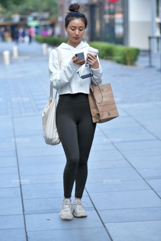 ★边走边聊天紧身裤美女