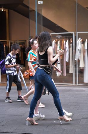 查看完整内容：街拍紧牛高跟美女 - 共20张图片