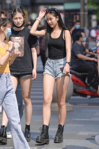 性感高腰热裤美眉