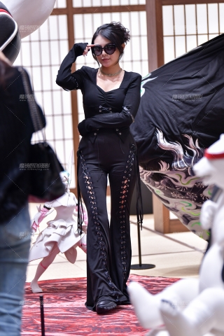 ★阔腿黑裤美女