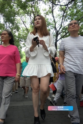 查看完整内容：4K - 街拍美腿短裙美眉 [973 MB/MP4]（视频版） - 共8张图片