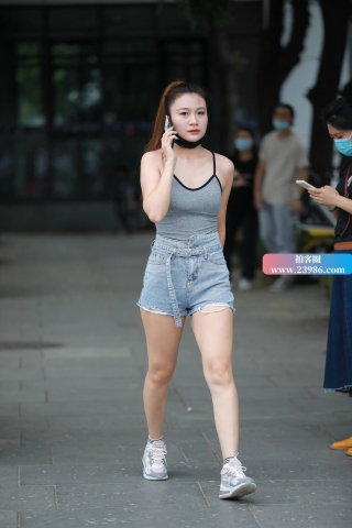 街拍短衣热牛运动型美眉