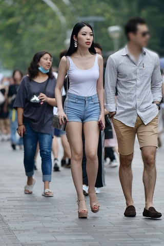 ★红指甲气质热裤美女（城市版）