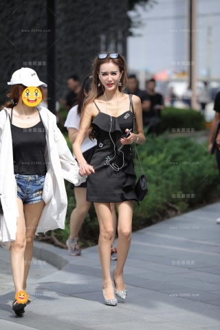 非常骨感的黑色短裙妹子