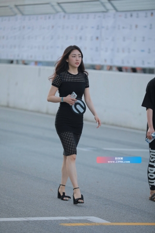 黑裙子知性成熟美女