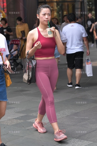 【视觉冲击赛贴】喝星巴克的紧身裤美眉