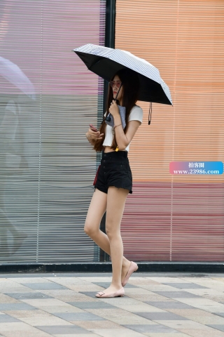 撑伞的mm