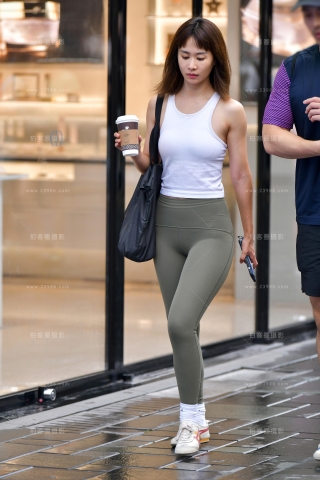 ★白背心紧身裤美女