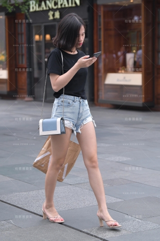 美腿，破洞热裤美眉