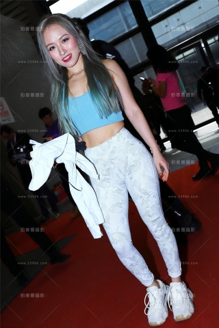 【Mark赛帖】银发白色紧身裤美女