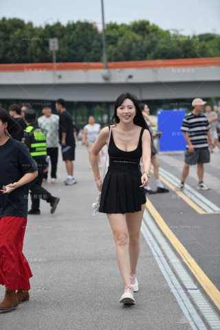 白皙气质美腿小姐姐