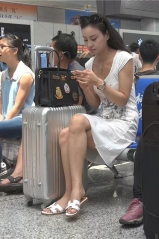 查看完整内容：高铁候车室的拖鞋美足连衣裙美女 [371 MB/WMV]（视频版） - 共8张图片