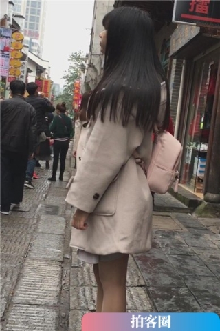 街拍等闺蜜的毛呢长外套肉丝袜青春小妹（视频版）