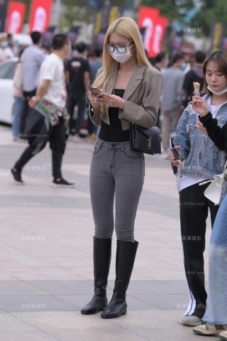 查看完整内容：秋意de长腿紧牛小姐姐 - 共26张图片