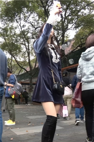 4K - 深色连衣裙街拍美腿姑娘一直在自拍 [1.75 GB/MP4]（视频版）