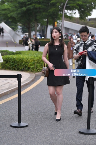 好白皙细腻的她