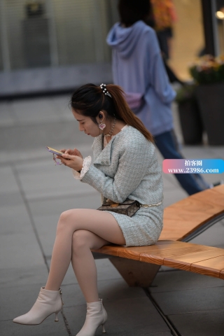 休息的马尾辫姐姐