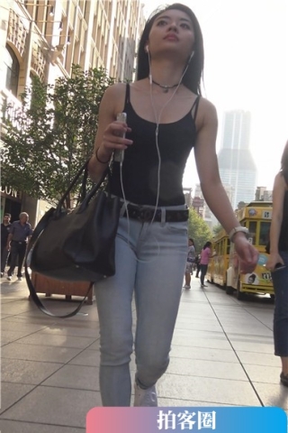 4k-街拍紧身牛仔裤吊带背心美女小姐姐 [1.59 GB]（视频版）