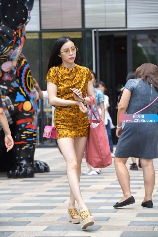 街拍红唇美女，这大白腿真白