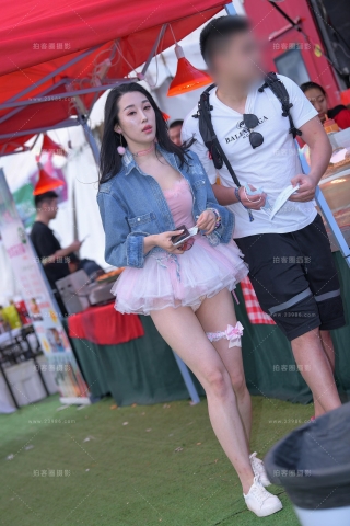 【街拍之魂赛帖】吃东西的大长腿