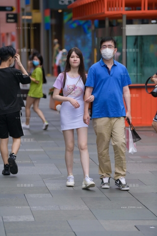 粉色的猫咪T恤女孩儿