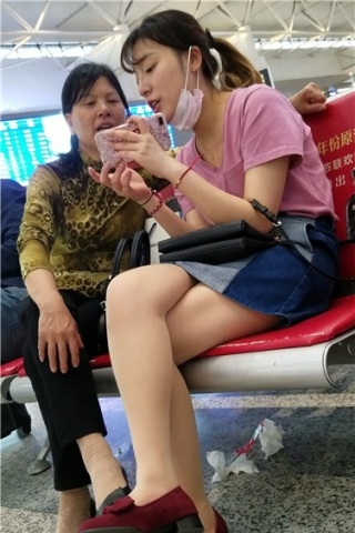 查看完整内容：4k超清，候车室内教母亲玩手机的裸腿小清新妹子（视频版） - 共10张图片