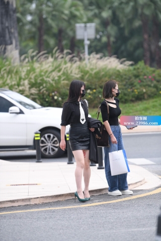 皮裙高跟性感街拍美女