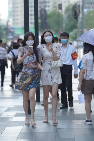 街拍美腿裙装姐妹