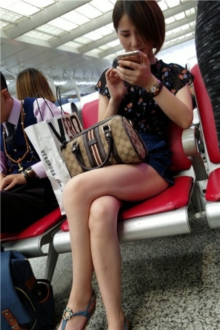 查看完整内容：4k-凉鞋热裤碎花T恤街拍美腿（视频版） - 共8张图片