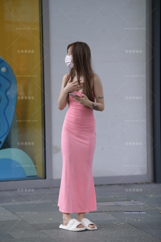 街拍粉色吊带长裙小妹