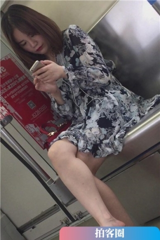 地铁上拍摄颜值超高的长腿妹子，一直低头玩手机（视频版）