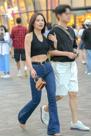 【街拍之魂赛帖】赶着吃晚饭的情侣