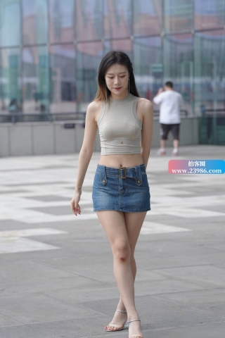 搭讪街拍牛仔短裙小蛮腰美女