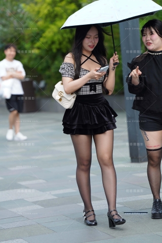 街拍丰腴的嘿丝短裙美眉