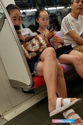 4K - 街拍美腿条纹T恤姑娘 [1.20 GB/MP4]（视频版）