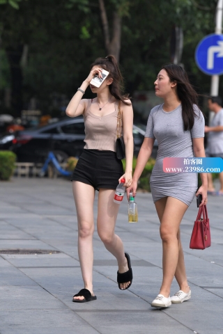 街拍黑色短热裤清凉妹纸