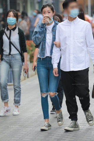 【玻璃街拍】紧身蓝牛女友