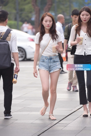 喝奶茶的长腿街拍美女