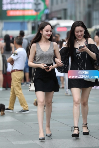 街拍美腿姐妹