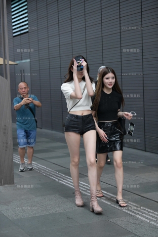 街拍高挑苗条长腿美眉