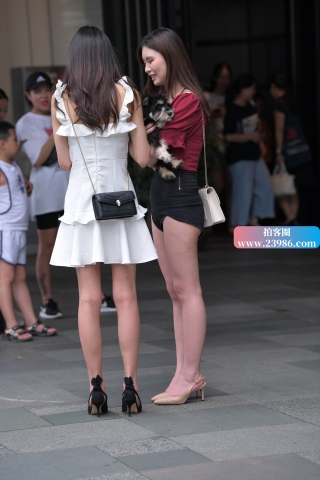 街拍大长腿米色高跟美女