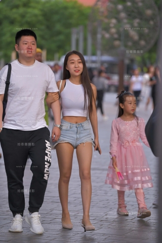 搭讪热裤长腿美眉