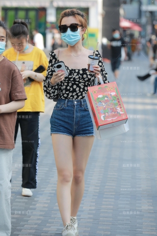 奶茶热裤Y Y小美女