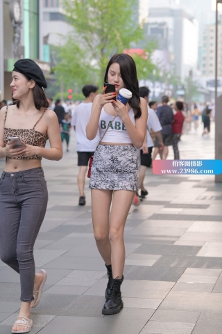 街拍包臀短裙短靴美眉