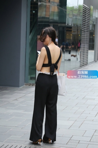 街拍性感低胸美眉