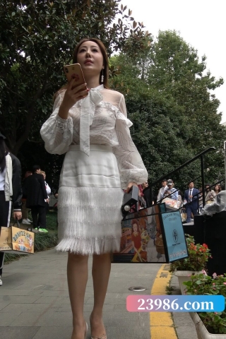 查看完整内容：4K - 街拍白裙白高跟气质美女 [901 MB/MP4]（视频版） - 共10张图片