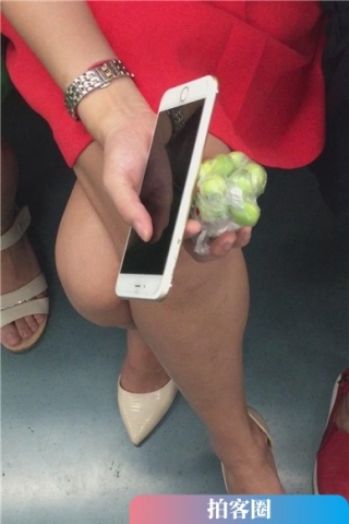 地铁上趴男友腿上休息的唯美红色公主裙美眉（视频版）