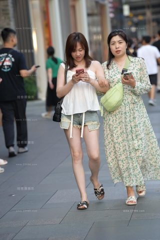 街拍热牛小姐姐跟闺蜜