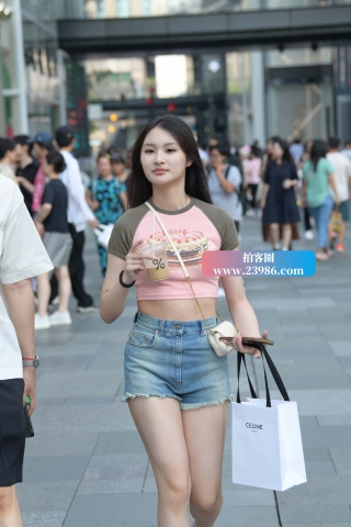 粉色女孩，凉鞋也是粉色的