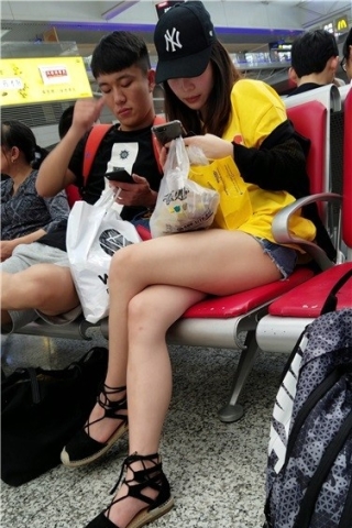 查看完整内容：4k超清，候车室内的极品美腿气质美女，有点容祖儿的感觉（视频版） - 共8张图片